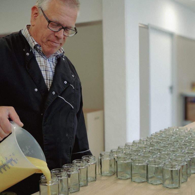 Unser Geschäftsführer beim handverlesenen befüllen unserer Produkte Unser Geschäftsführer beim handverlesenen befüllen unserer Produkte